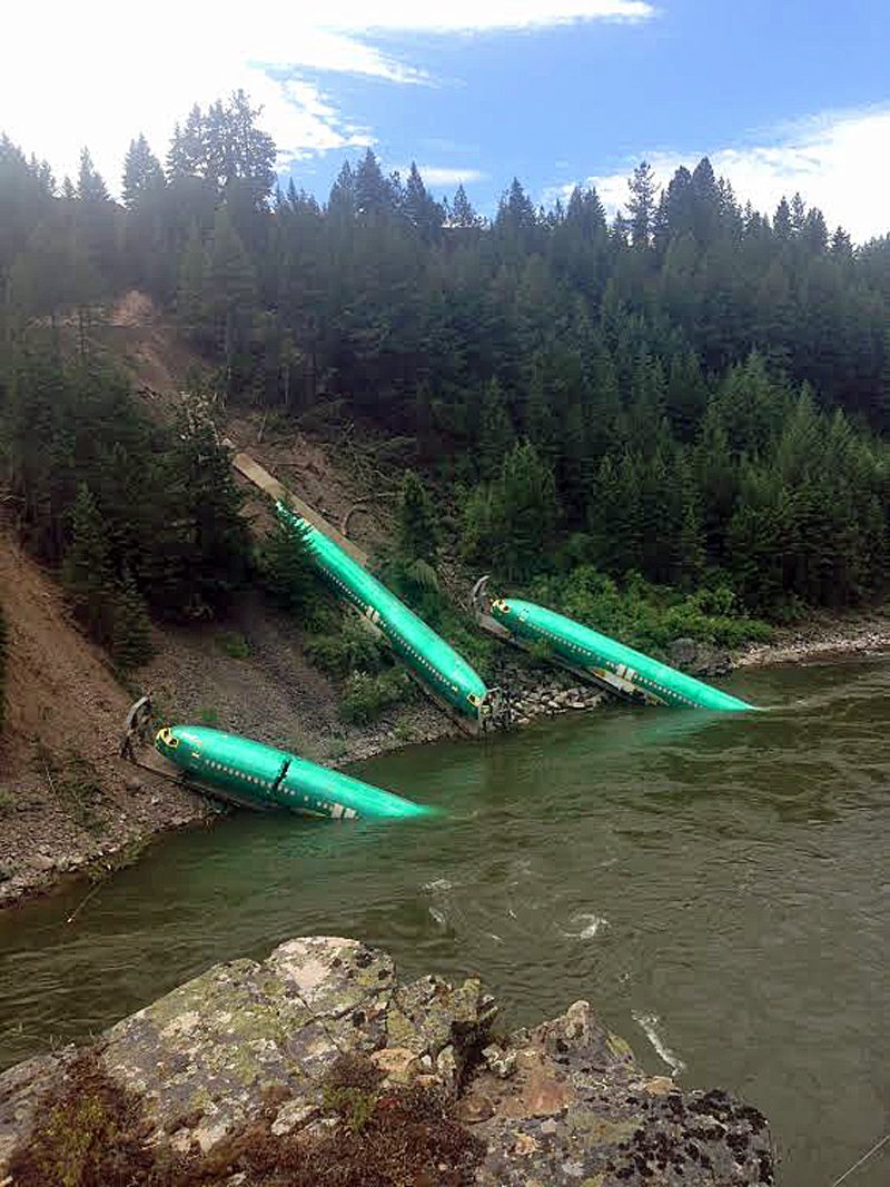 Απίστευτος εκτροχιασμός τρένου που μετέφερε αεροπλάνα - Τρία Boeing έπεσαν σε ποταμό [photos] - Φωτογραφία 4