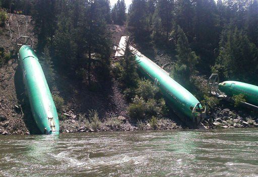 Απίστευτος εκτροχιασμός τρένου που μετέφερε αεροπλάνα - Τρία Boeing έπεσαν σε ποταμό [photos] - Φωτογραφία 5