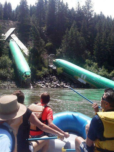 Απίστευτος εκτροχιασμός τρένου που μετέφερε αεροπλάνα - Τρία Boeing έπεσαν σε ποταμό [photos] - Φωτογραφία 7