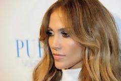 Δείτε πως εμφανίστηκε η  Jennifer Lopez στην επίδειξη μόδας Versace... [photos]