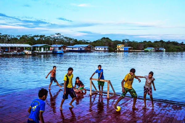 Το πλωτό χωριό του Αμαζονίου όπου όλοι παίζουν ποδόσφαιρο! [photos] - Φωτογραφία 1