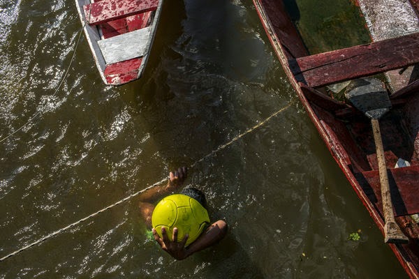 Το πλωτό χωριό του Αμαζονίου όπου όλοι παίζουν ποδόσφαιρο! [photos] - Φωτογραφία 2