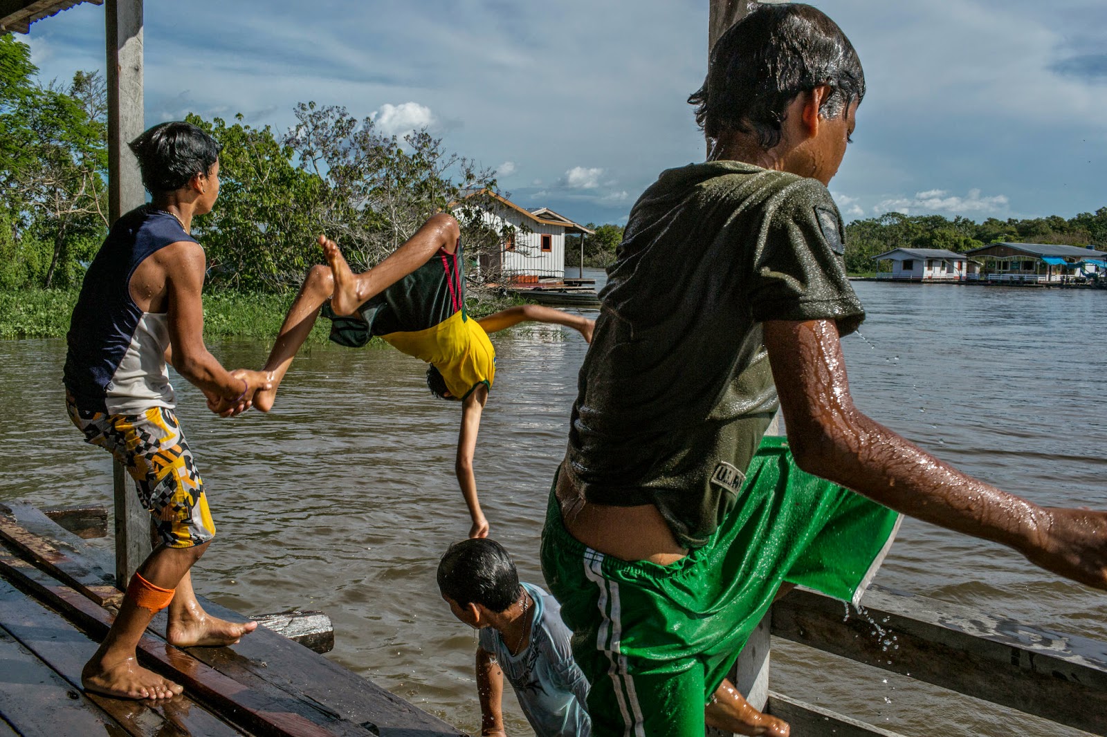 Το πλωτό χωριό του Αμαζονίου όπου όλοι παίζουν ποδόσφαιρο! [photos] - Φωτογραφία 4
