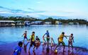 Το πλωτό χωριό του Αμαζονίου όπου όλοι παίζουν ποδόσφαιρο! [photos]
