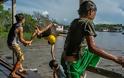 Το πλωτό χωριό του Αμαζονίου όπου όλοι παίζουν ποδόσφαιρο! [photos] - Φωτογραφία 4