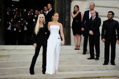 Η Donatella Versace εξαερώθηκε - Τι συμβαίνει στην κορυφαία σχεδιάστρια