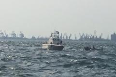 ΤΩΡΑ: Πήδηξε στον Θερμαϊκό για να αυτοκτονήσει - Αρνείται τη βοήθεια του Λιμενικού [photo+video]