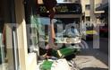 Λεωφορείο έπεσε μέρα μεσημέρι σε καφετέρια στου Ζωγράφου! - Φωτογραφία 1