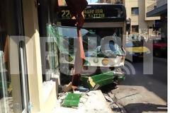 Λεωφορείο έπεσε μέρα μεσημέρι σε καφετέρια στου Ζωγράφου!