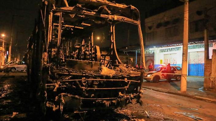 Οι Βραζιλιάνοι έκαψαν 20 λεωφορεία στο Σάο Πάουλο μετά τον διασυρμό [photos] - Φωτογραφία 3