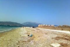 Πάτρα: Μια ξεχωριστή παραλία παραδομένη στα σκουπίδια - Δείτε φωτο