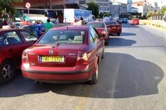 Πάτρα-Τώρα: Κινητοποίηση των οδηγών ταξί στο κέντρο της πόλης - Δείτε φωτο