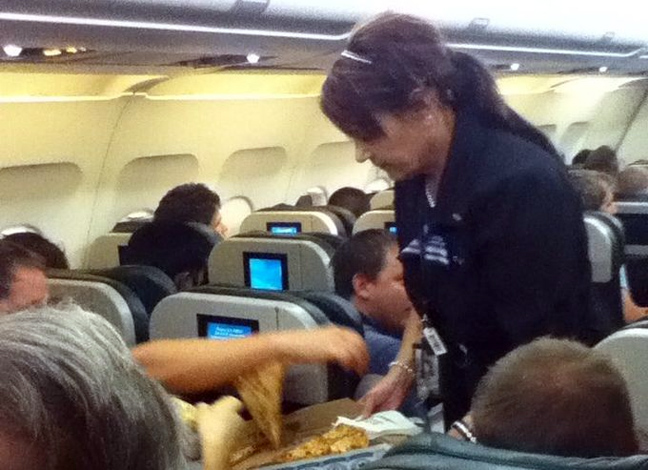 Το αεροπλάνο κόλλησε, οι επιβάτες έφαγαν πίτσες! [photos] - Φωτογραφία 2