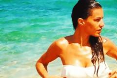 Τα παιχνίδια της Χριστίνας Κολέτσα στην θάλασσα που ανέβασαν τη θερμοκρασία