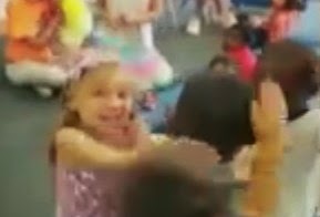 Μαθήματα κατά του ρατσισμού με φιλιά και αγκαλιές από 4χρονα νήπια! [video] - Φωτογραφία 1