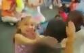 Μαθήματα κατά του ρατσισμού με φιλιά και αγκαλιές από 4χρονα νήπια! [video]