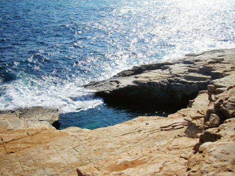 Γκιόλα, η διάφανη λίμνη της Ελλάδας - Μια φυσική πισίνα με πράσινο νερό που τη χωρίζει ένας βράχος από τη θάλασσα [photos] - Φωτογραφία 7