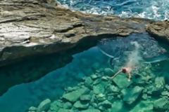 Γκιόλα, η διάφανη λίμνη της Ελλάδας - Μια φυσική πισίνα με πράσινο νερό που τη χωρίζει ένας βράχος από τη θάλασσα [photos]