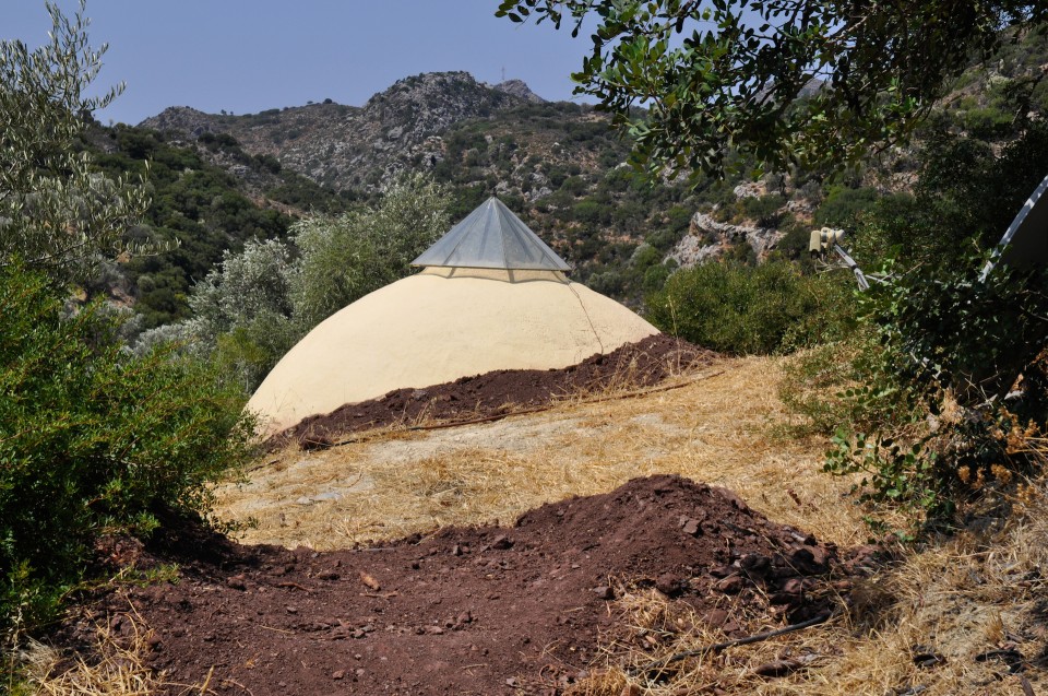 Ο Μάριο Ζόμερ χτίζει σπίτια στην Κρήτη με λάσπη και μουχλιασμένο κασέρι - Φωτογραφία 12