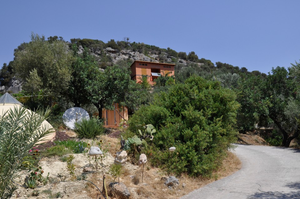 Ο Μάριο Ζόμερ χτίζει σπίτια στην Κρήτη με λάσπη και μουχλιασμένο κασέρι - Φωτογραφία 14