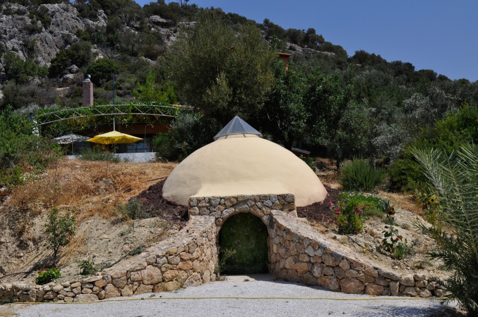 Ο Μάριο Ζόμερ χτίζει σπίτια στην Κρήτη με λάσπη και μουχλιασμένο κασέρι - Φωτογραφία 2