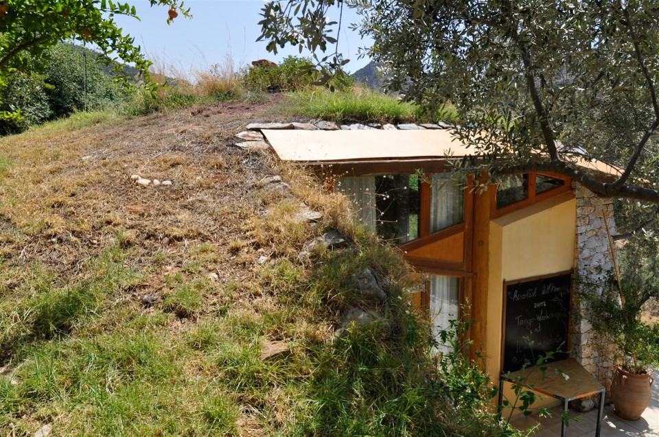 Ο Μάριο Ζόμερ χτίζει σπίτια στην Κρήτη με λάσπη και μουχλιασμένο κασέρι - Φωτογραφία 6