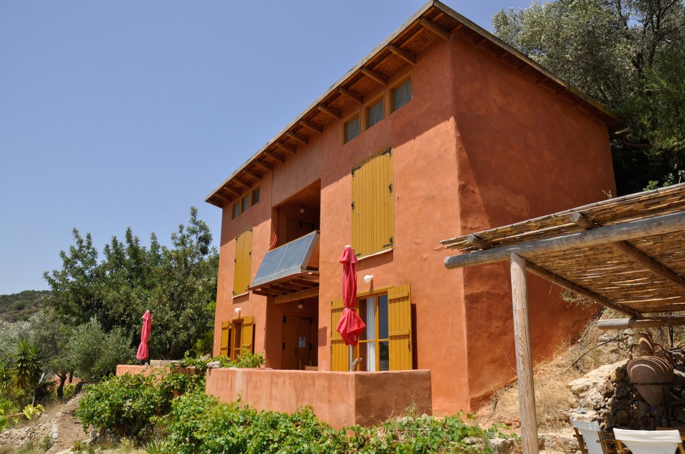 Ο Μάριο Ζόμερ χτίζει σπίτια στην Κρήτη με λάσπη και μουχλιασμένο κασέρι - Φωτογραφία 8