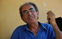 Ο Μάριο Ζόμερ χτίζει σπίτια στην Κρήτη με λάσπη και μουχλιασμένο κασέρι