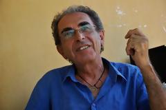 Ο Μάριο Ζόμερ χτίζει σπίτια στην Κρήτη με λάσπη και μουχλιασμένο κασέρι