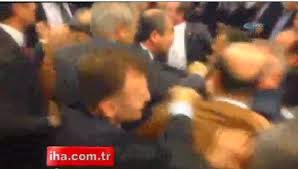 Δεν ηρεμούν με τίποτα: Χαστούκια και γροθιές μεταξύ Τούρκων Βουλευτών [video] - Φωτογραφία 1