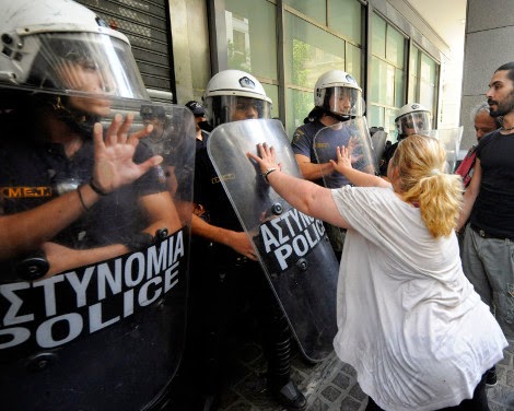 Ενταση έξω από το Υπουργείο Οικονομικών - Συνελήφθη μία καθαρίστρια [photos] - Φωτογραφία 4