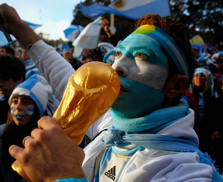 Το έκαψαν στο Μπουένος Άιρες μετά τη νίκη της Αργεντινής - Φωτογραφία 1