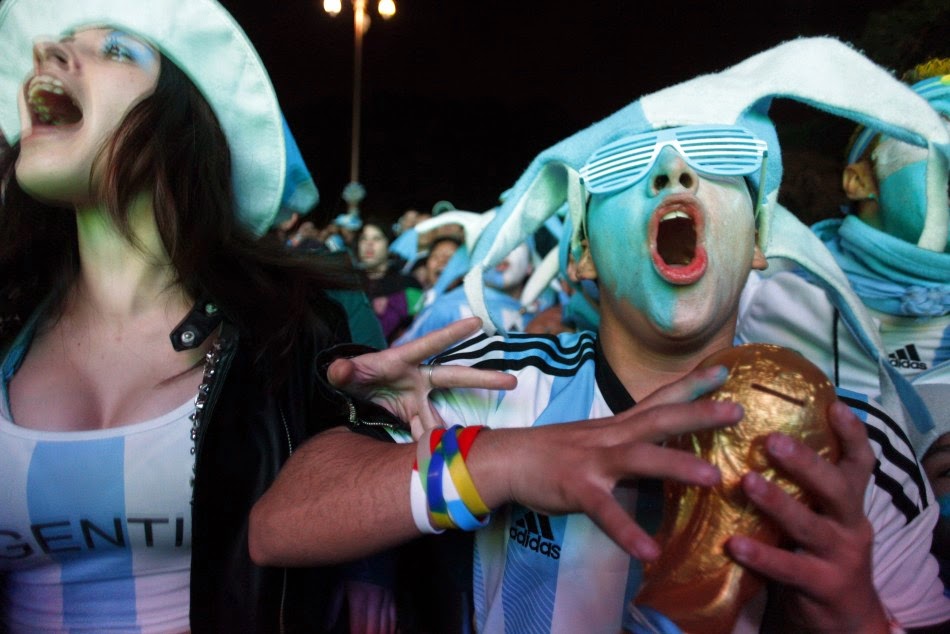Το έκαψαν στο Μπουένος Άιρες μετά τη νίκη της Αργεντινής - Φωτογραφία 4