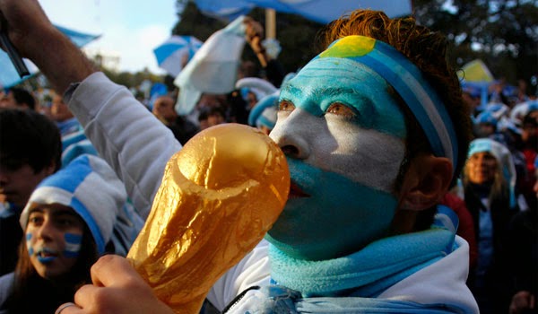Το έκαψαν στο Μπουένος Άιρες μετά τη νίκη της Αργεντινής - Φωτογραφία 5