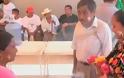 Δεν μπορείτε με ΤΙΠΟΤΑ να φανταστείτε με τι παντρεύτηκε δήμαρχος στο Μεξικό [video]