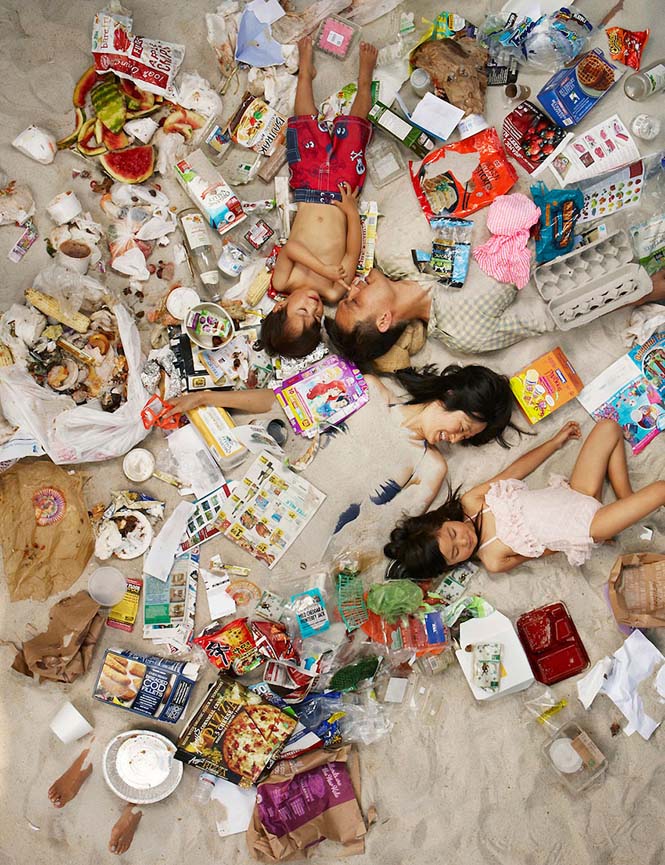 Ακατάλληλο για υποχόνδριους: Άνθρωποι φωτογραφίζονται με τα σκουπίδια μιας εβδομάδας - Φωτογραφία 2