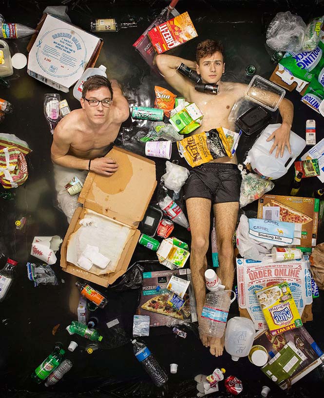 Ακατάλληλο για υποχόνδριους: Άνθρωποι φωτογραφίζονται με τα σκουπίδια μιας εβδομάδας - Φωτογραφία 6
