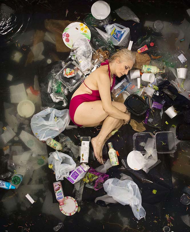 Ακατάλληλο για υποχόνδριους: Άνθρωποι φωτογραφίζονται με τα σκουπίδια μιας εβδομάδας - Φωτογραφία 9