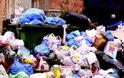 Ακατάλληλο για υποχόνδριους: Άνθρωποι φωτογραφίζονται με τα σκουπίδια μιας εβδομάδας