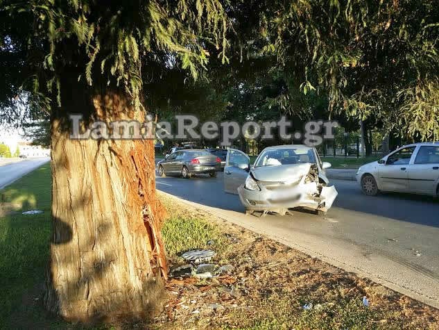 Δείτε πως έγινε το αμάξι! Τράκαρε σε δέντρο μετά από αναγκαστικό ελιγμό! [photos] - Φωτογραφία 5