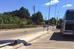 Απίστευτο ατύχημα στο Άκτιο: Λεωφορείο έπεσε πάνω στην κολώνα - Ο οδηγός ξέχασε να βάλει χειρόφρενο