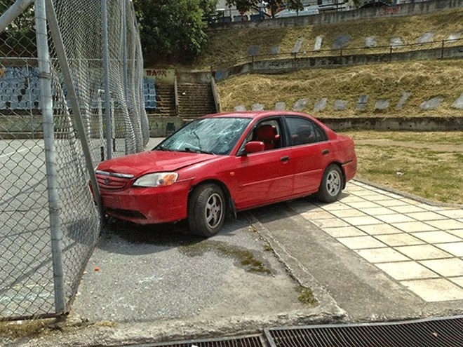 Αυτοκίνητο «προσγειώθηκε» σε γήπεδο στη Βέροια [photos] - Φωτογραφία 5