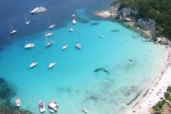 Βουτούμι: Το κρυμμένο μυστικό των Αντίπαξων - Η παραλία με τα λουλακί νερά που θα ζήλευε και η Χαβάη