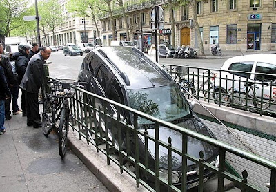 Πάρκαρε το αυτοκίνητο στις σκάλες σταθμού μετρό στο Παρίσι! - Φωτογραφία 2