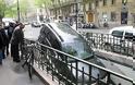 Πάρκαρε το αυτοκίνητο στις σκάλες σταθμού μετρό στο Παρίσι! - Φωτογραφία 2