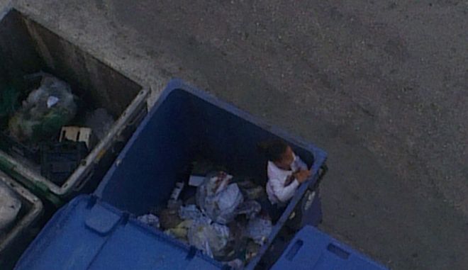 Δείτε σε βίντεο Με τη BMW... στα σκουπίδια για φαγητό - Φωτογραφία 1
