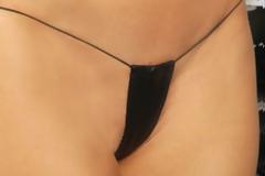 Ποια Ελληνίδα επώνυμη εμφανίστηκε με ....κορδόνια αντί για μπικίνι; (Photos)