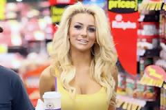 Αυτή η γυναίκα γεννήθηκε για να προκαλεί... (pics)