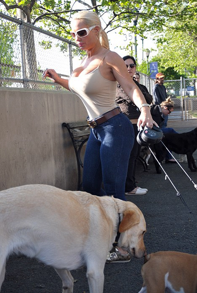 Η Coco Austin βγάζει τα σκυλιά της βόλτα! (Photos) - Φωτογραφία 2