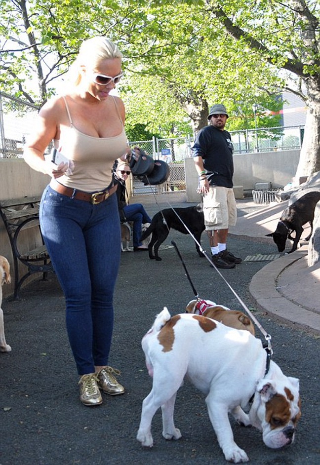Η Coco Austin βγάζει τα σκυλιά της βόλτα! (Photos) - Φωτογραφία 3